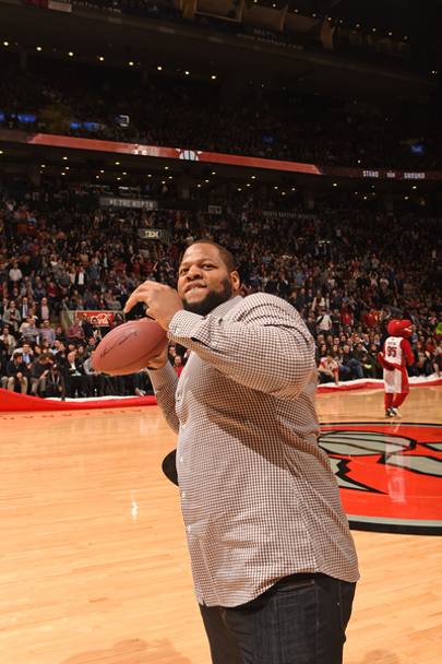 Ndamukong Suh (defensive tackle dei Detroit Lions) prima del match tra Washington Wizards e Toronto Raptors (Nba)